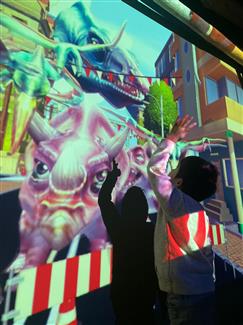 Enfant jeu dinosaures Bretagne