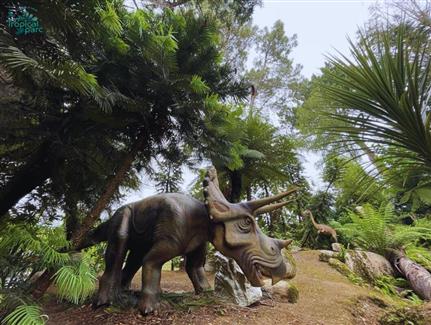 Dinosaure et attraction à Tropical Parc